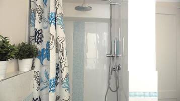 Een douche, een haardroger, handdoeken