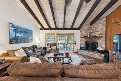 Mountain Views + Private Balcony + King Suite | Near Skiing | The Incline Perch
