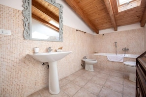 Comfort Studio, Pool View | Bathroom