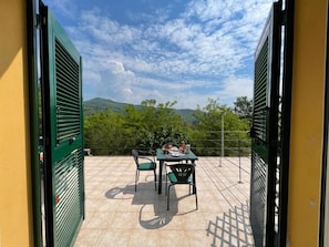 Studio Confort, vue montagne | Restauration extérieure