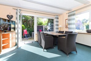 Dining - Vrbo Property (Esens)