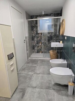 Douche, sèche-cheveux, bidet, serviettes fournies