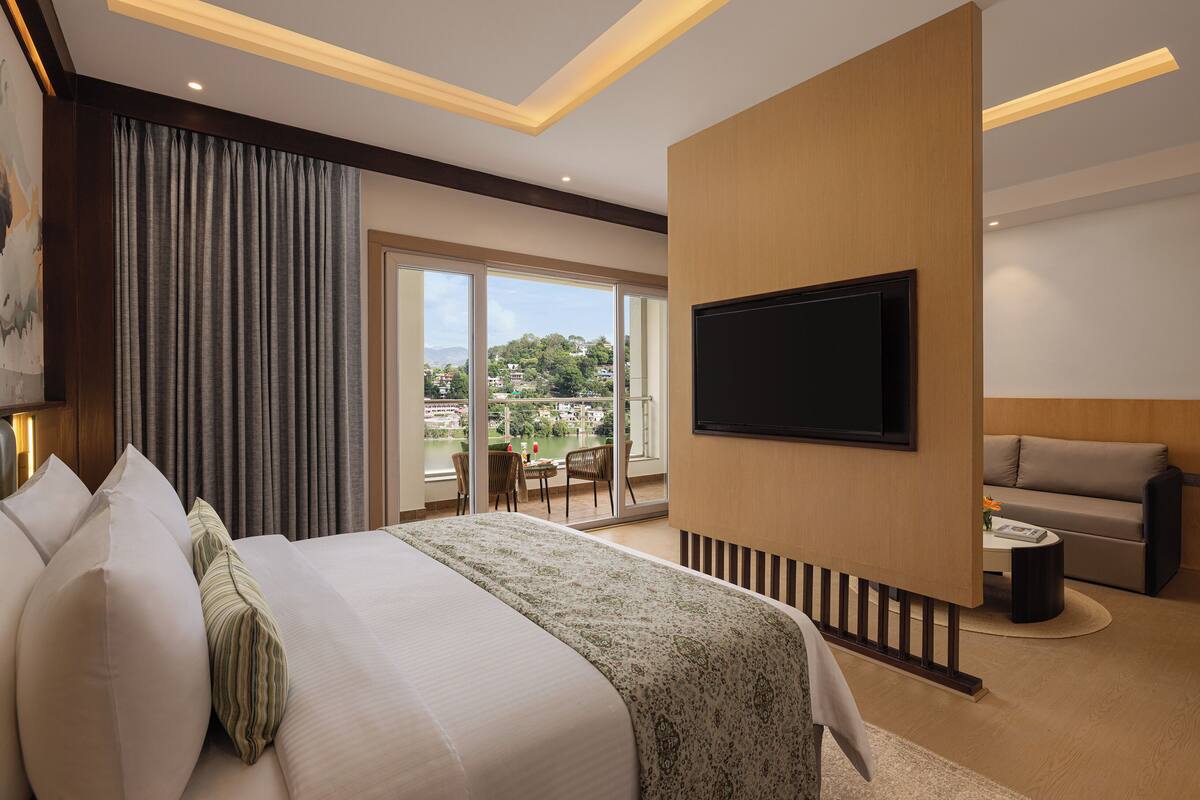 Suite, 1 Queen Bed (Lake View Suite) | Minibar, desk, WiFi (free), bed sheets