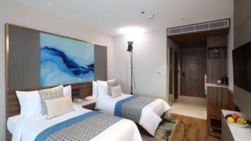 Luxury Room, Balcony, Lake View | Desk, free WiFi