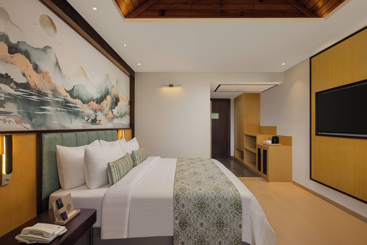 Superior Room, 1 King Bed | Minibar, desk, WiFi (free), bed sheets