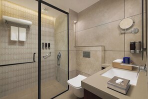 Chambre Supérieure, 1 très grand lit | Salle de bain | Douche, chaussons, serviettes fournies, savon