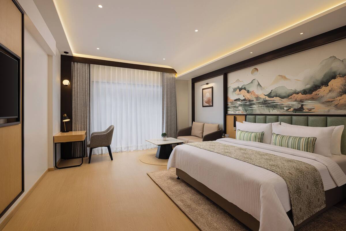 Deluxe Room, 1 Queen Bed | Minibar, desk, WiFi (free), bed sheets