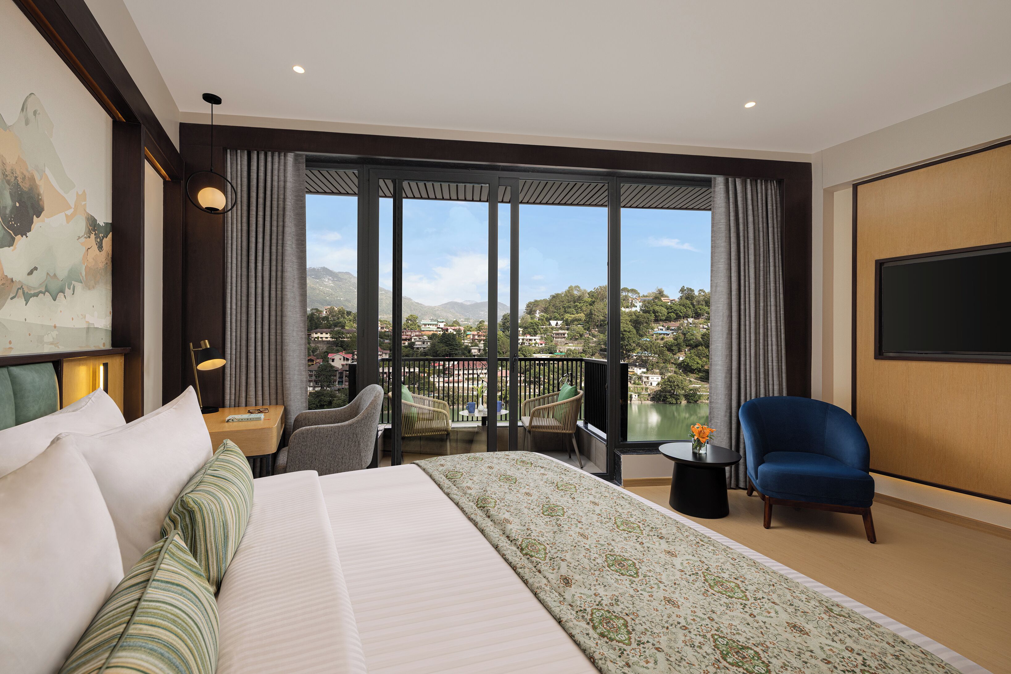 Superior Room, 1 King Bed | Living area