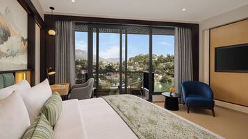 Superior Room, 1 King Bed | Living area