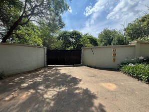 Room, 1 Bedroom, Patio, Garden View | Property grounds - Room-the Heron Room (Johannesburg)