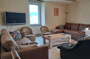 Televisión y chimenea 