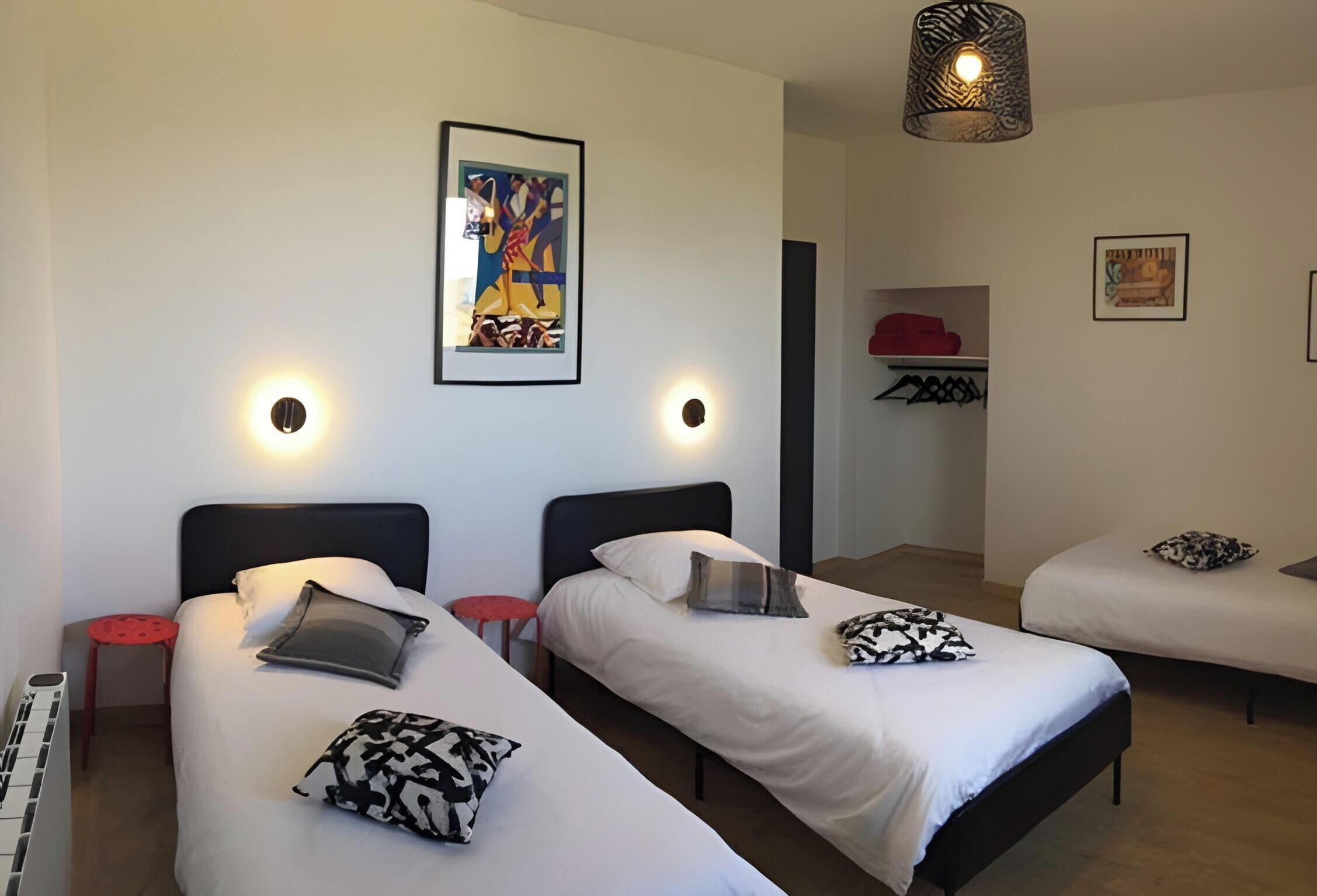Iron/ironing board, WiFi, bed sheets