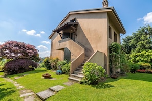 Familien-Stadtwohnung, 3 Schlafzimmer, 2 Bäder, Bergseite (Oasi nel Parco - Hillside Home with) | Außenbereich