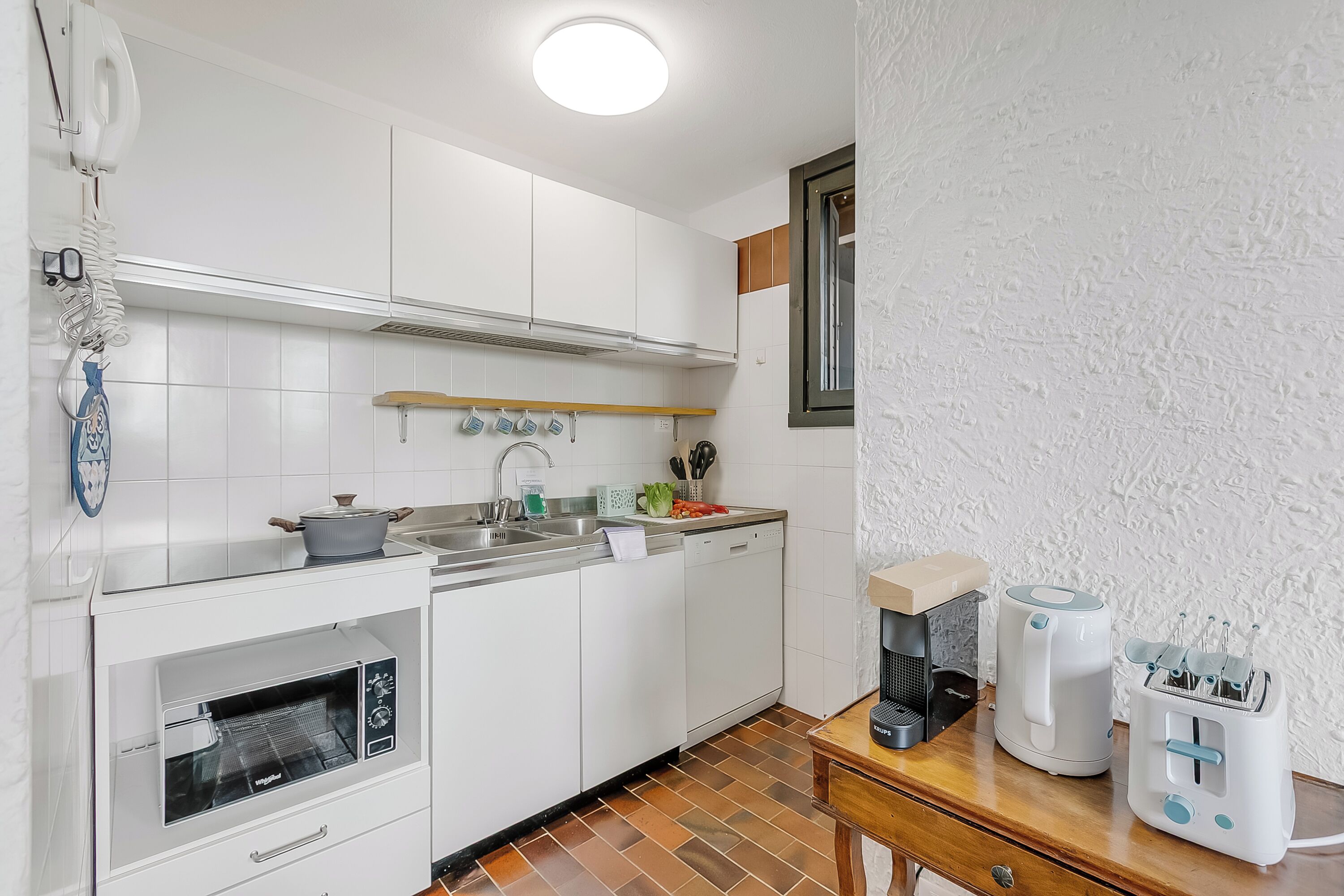 Residenza familiare, camere multiple, 2 bagni, lato montagna (Oasi Nel Parco With Pool) | Cucina privata | Frigorifero, microonde, piano cottura, macchina per tè/caffè