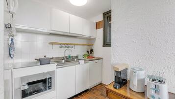 Residenza familiare, camere multiple, 2 bagni, lato montagna (Oasi Nel Parco With Pool) | Cucina privata | Frigorifero, microonde, piano cottura, macchina per tè/caffè