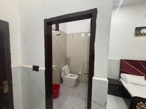 Ducha, artículos de tocador gratuitos, toallas, jabón