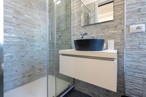 Classic Triple Room, City View | Bathroom - ReRent Rooms - 36 TRIONFALE GUESTHOUSE (Roma)