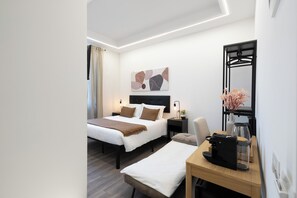 Hypo-allergenic bedding, desk, laptop workspace, free WiFi - ReRent Rooms - 36 TRIONFALE GUESTHOUSE (Roma)