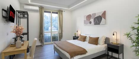 Habitación triple superior, vista a la ciudad | Ropa de cama hipoalergénica, edredón y escritorio