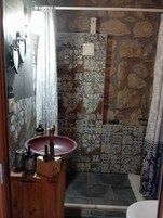 Ducha, artículos de tocador gratuitos, secador de pelo, toallas