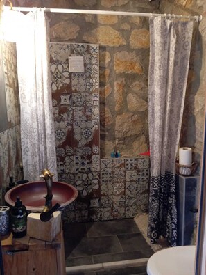 Superior Room, Garden View | Bathroom | Shower, free toiletries, hair dryer, towels - W Antic Pansiyon (Mugla)