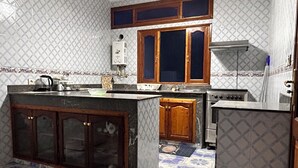Una cocina con baldosas estampadas, armarios de madera y una isla central.