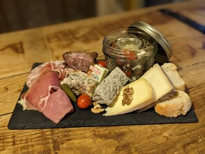 Food and drink - The Vintage Caravan at the Source of the Loire (Lafarre)