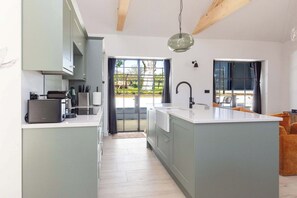 Fridge, oven, stovetop, dishwasher - Stylish Rural Lodge Nr Chichester and Goodwood (Chichester)