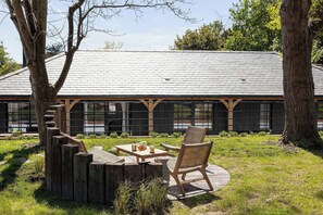 Terrace/patio - Stylish Rural Lodge Nr Chichester and Goodwood (Chichester)
