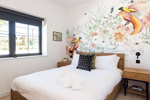 Desk, iron/ironing board, WiFi, bed sheets - Stylish Rural Lodge Nr Chichester and Goodwood (Chichester)