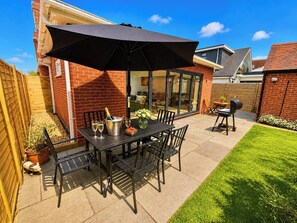 Outdoor dining - Mudeford Coastal Retreat - Parking - Walk to Beach - Pet Friendly - Sleeps 6 (Christchurch)