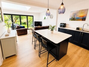 Smart TV - Mudeford Coastal Retreat - Parking - Walk to Beach - Pet Friendly - Sleeps 6 (Christchurch)
