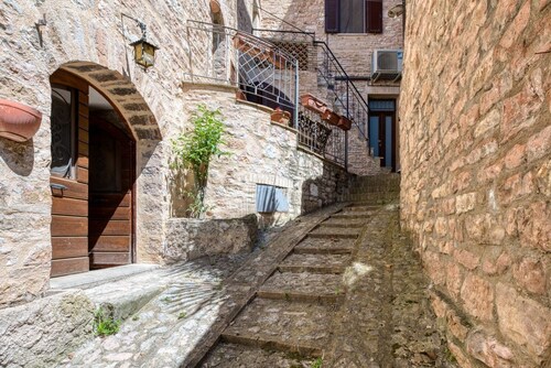 A comfortable 90 sqm apartment, accommodating up to 5 people, spread over two levels connected by an internal staircase.The property is located in Spello, a characteristic village on the slopes of Mount Subasio, close to the historic center and in a Limi