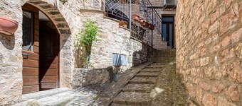 A comfortable 90 sqm apartment, accommodating up to 5 people, spread over two levels connected by an internal staircase.The property is located in Spello, a characteristic village on the slopes of Mount Subasio, close to the historic center and in a Limi