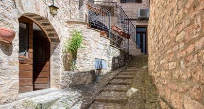 A comfortable 90 sqm apartment, accommodating up to 5 people, spread over two levels connected by an internal staircase.The property is located in Spello, a characteristic village on the slopes of Mount Subasio, close to the historic center and in a Limi