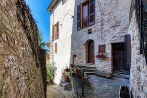 Terrace/patio - A comfortable 90 sqm apartment, accommodating up to 5 people, spread over two levels connected by an internal staircase.The property is located in Spello, a characteristic village on the slopes of Mount Subasio, close to the historic center and in a Limi (Spello)