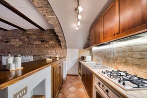 Fridge, microwave, ice maker - A comfortable 90 sqm apartment, accommodating up to 5 people, spread over two levels connected by an internal staircase.The property is located in Spello, a characteristic village on the slopes of Mount Subasio, close to the historic center and in a Limi (Spello)