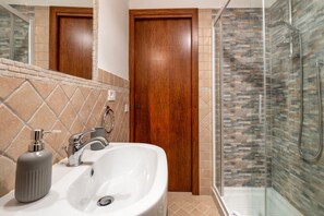 Shower, bidet, towels - A comfortable 90 sqm apartment, accommodating up to 5 people, spread over two levels connected by an internal staircase.The property is located in Spello, a characteristic village on the slopes of Mount Subasio, close to the historic center and in a Limi (Spello)