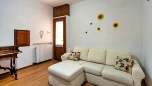 Un salon avec un canapé, un meuble en bois et un radiateur.