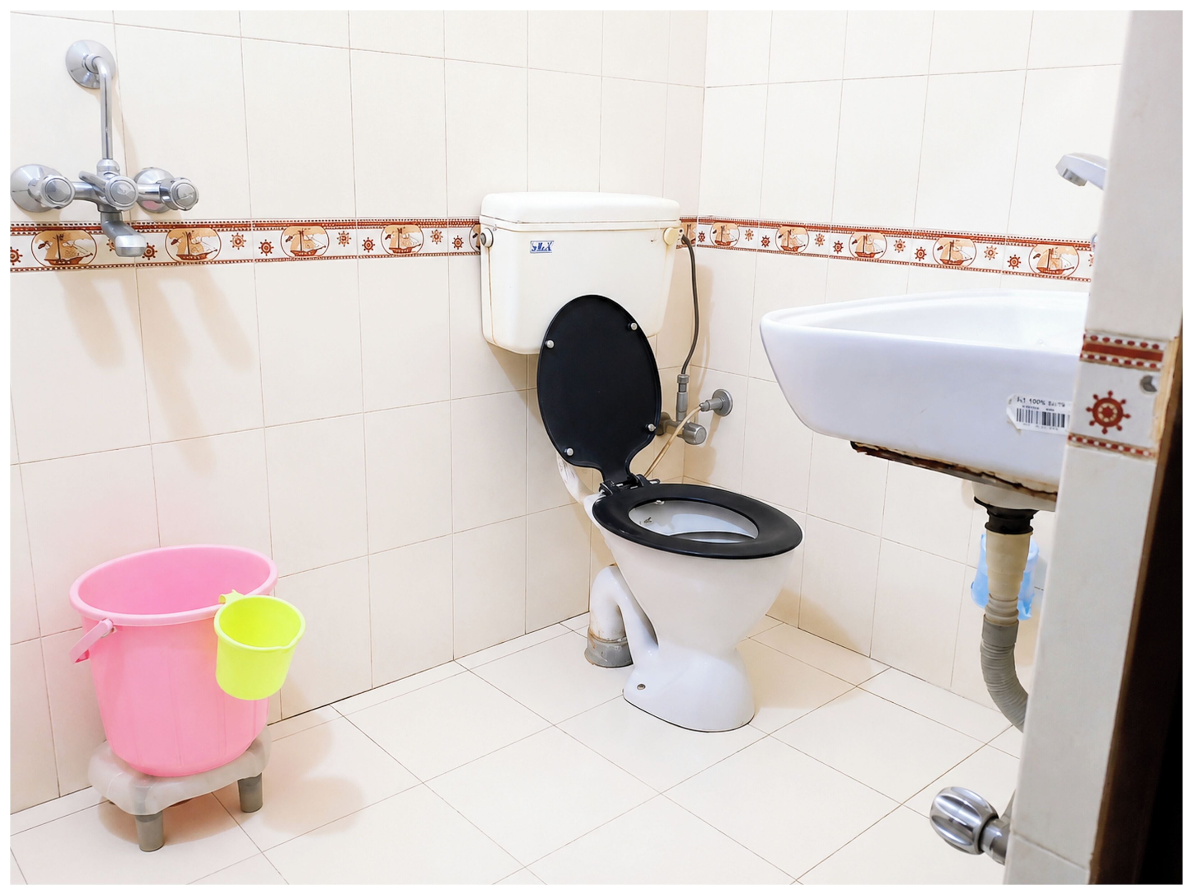 Shower, pancuran hujan, sandal, dan handuk