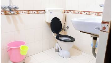 Shower, pancuran hujan, sandal, dan handuk