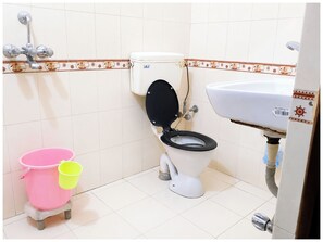 Shower, rainfall showerhead, slippers, towels - Hotel Mrignayani Gwalior (Gwalior)