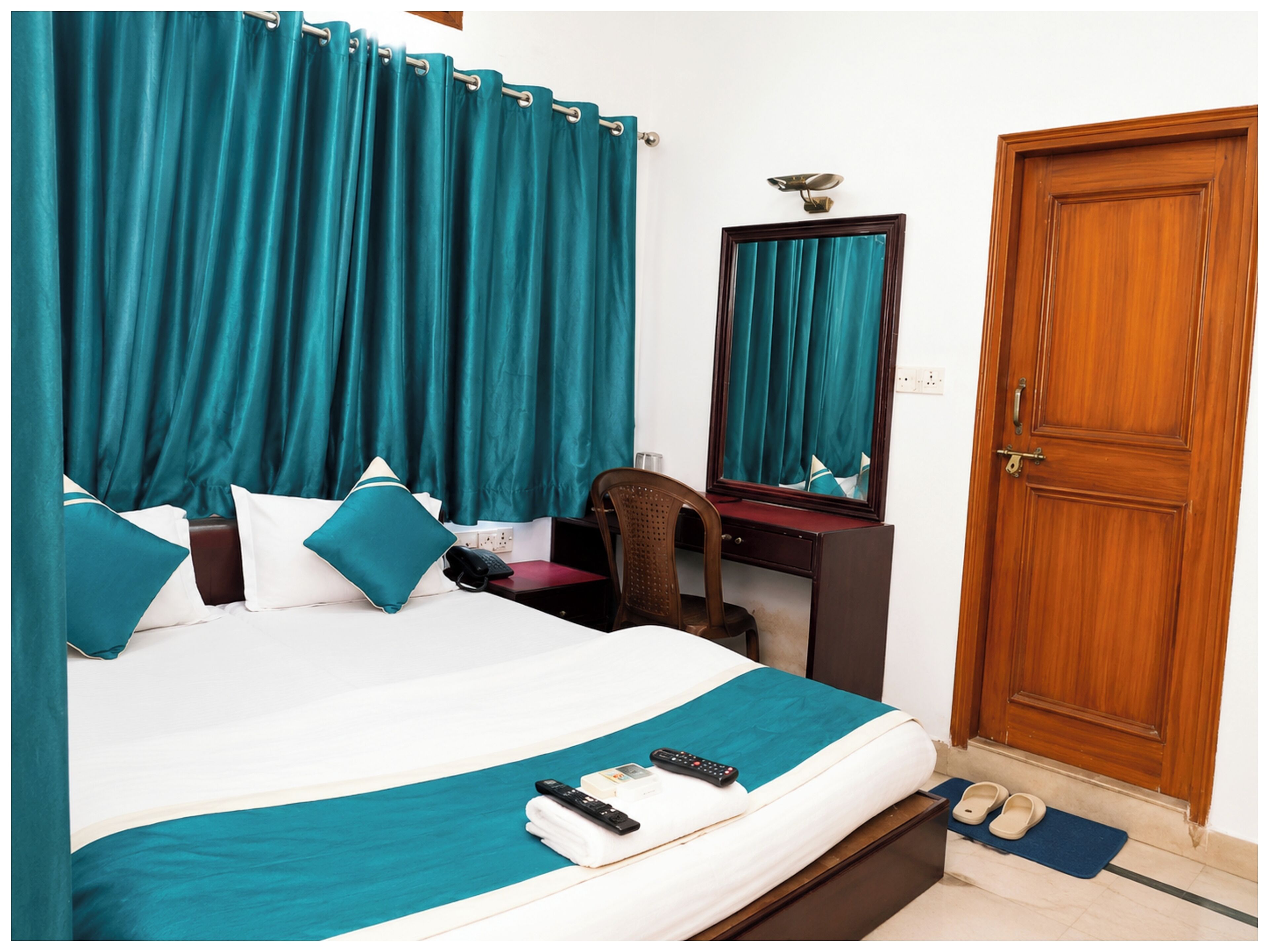 Hypo-allergenic bedding, desk, soundproofing, free WiFi