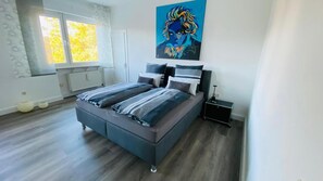Iron/ironing board, WiFi, bed sheets - Relax or Work – Modern Apartment in Gevelsberg with Balcony and Air Conditioning (Gevelsberg)