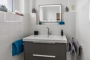 Shower, hair dryer, towels