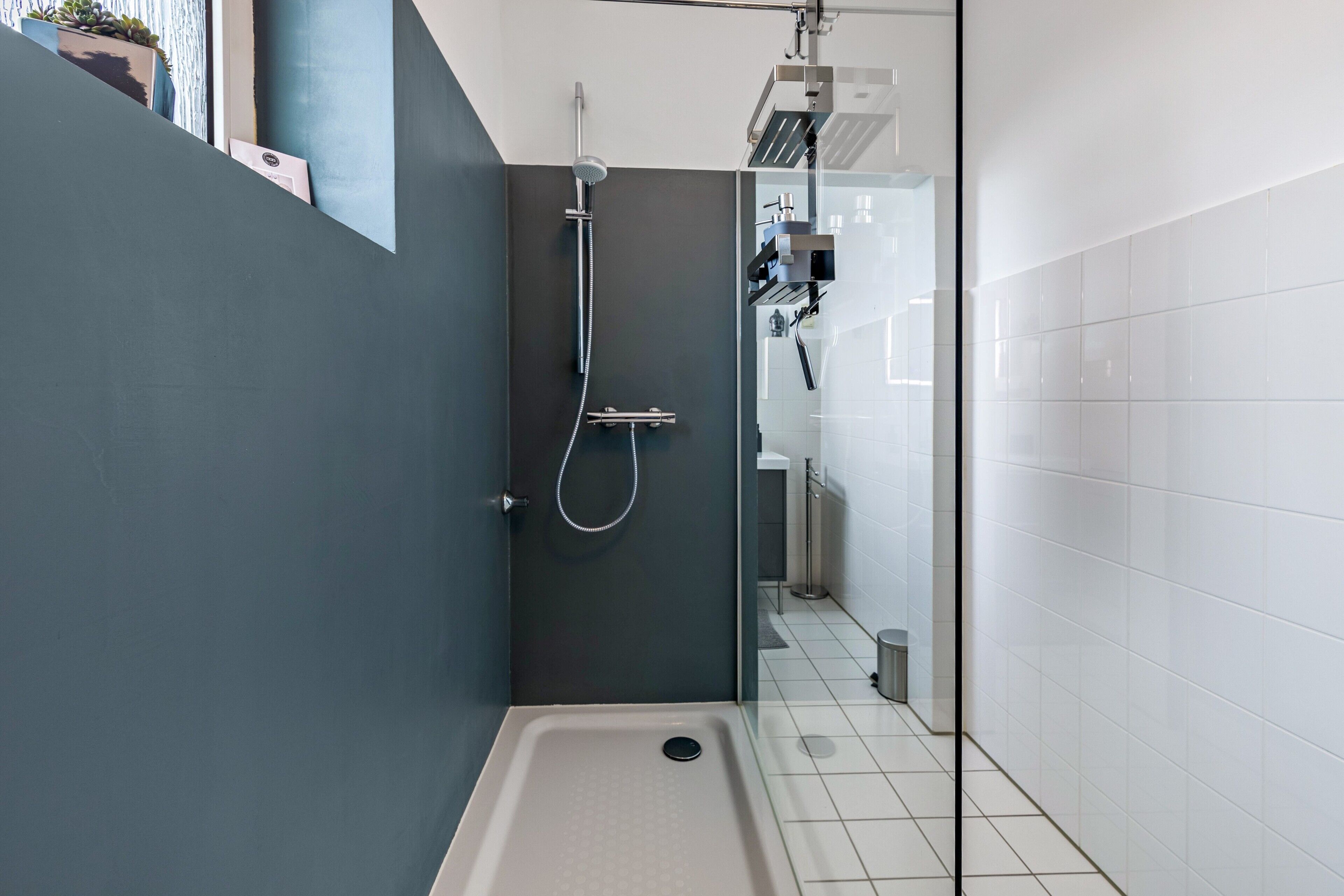 Ein modernes Badezimmer mit Dusche, Toilette und Waschbecken.