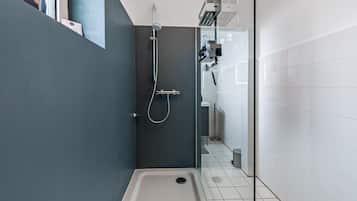 Ein modernes Badezimmer mit Dusche, Toilette und Waschbecken.