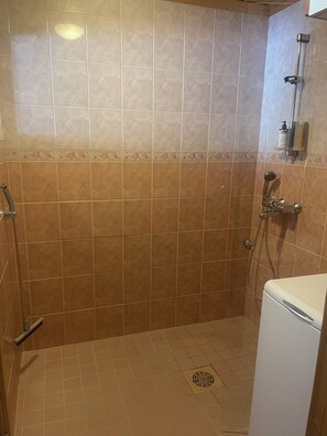 Cabaña, 2 habitaciones, junto a la pista de ski | Baño | Regadera, bidet, toallas, papel de baño 