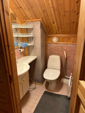 Cabana, 2 quartos, ao lado da pista de esqui | Banheiro | Chuveiro, bidê, toalhas de banho, papel higiênico