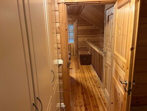 Cabana, 2 quartos, ao lado da pista de esqui | Ferros/tábuas de passar roupa, Wi-Fi de cortesia, roupa de cama
